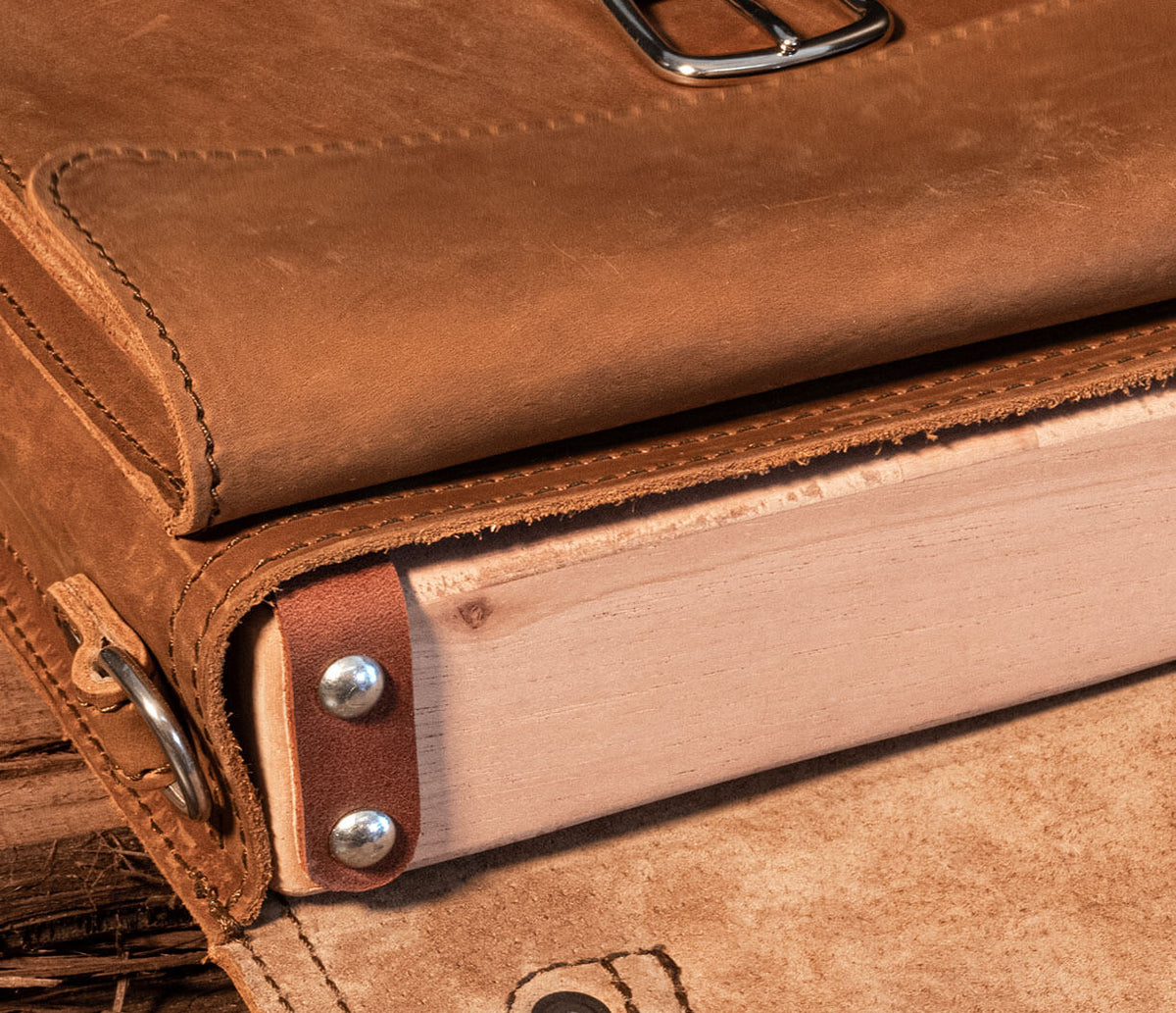 Cigar Luggage Front Pocket Leather Satchel "CL4" Benchmark Humidors